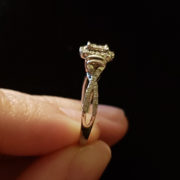 Engagement ring - Picture 2 of 3